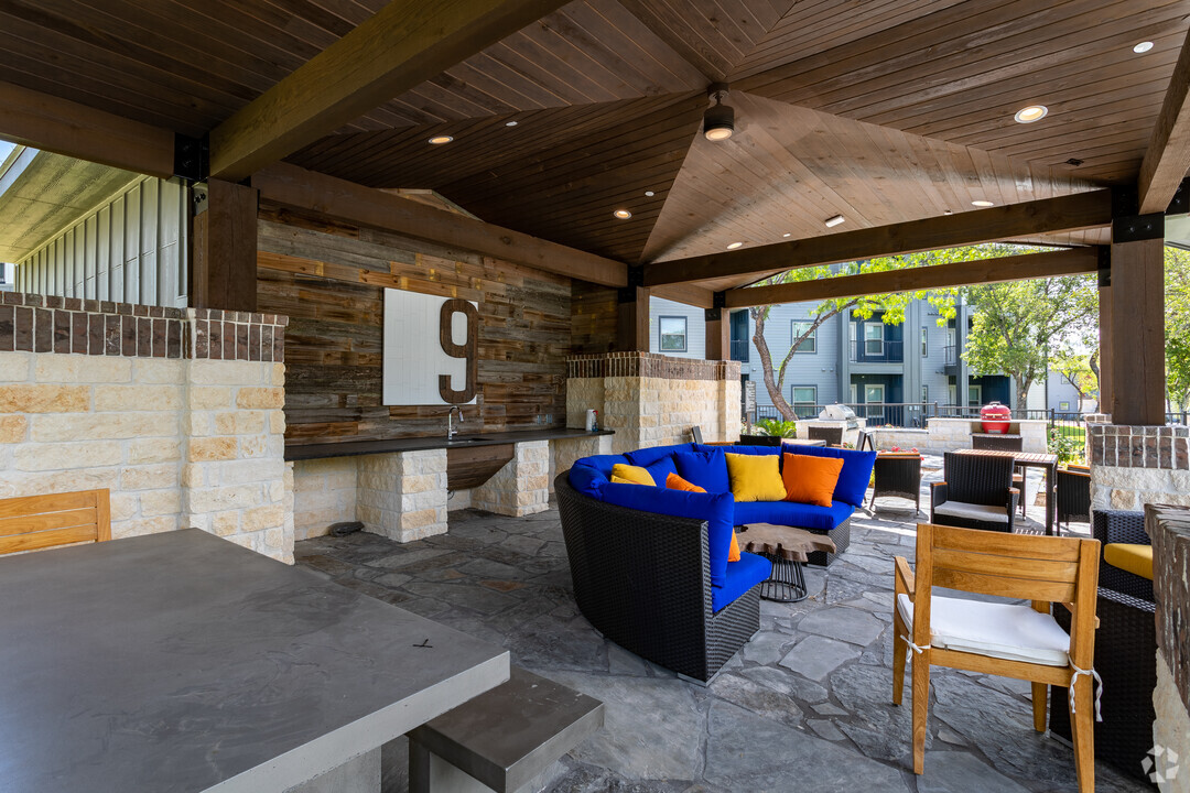 timberhill-commons-san-antonio-tx-outdoor-cabanas-with-charcoal-grills-and